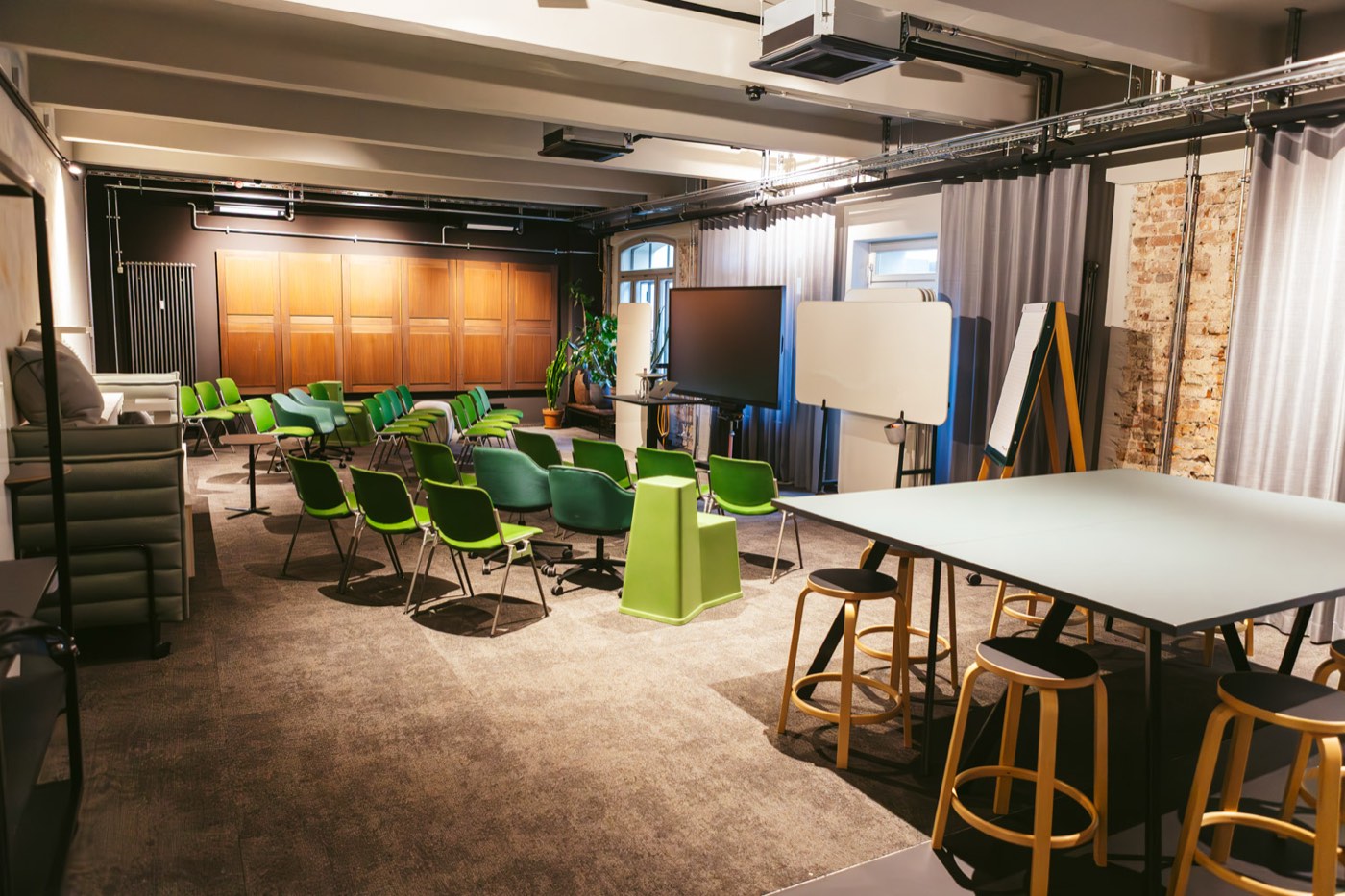 Atelier im club199 mit Screen, Whiteboards, Flipchart und Hochtischen