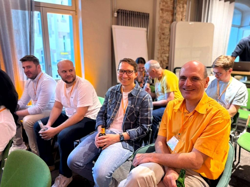 Teilnehmer im Gespräch beim Agents im Weggla Meetup im club199