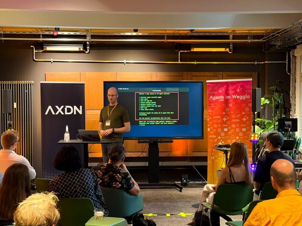 Talk mit Live-Code auf der Leinwand beim Agents im Weggla Meetup