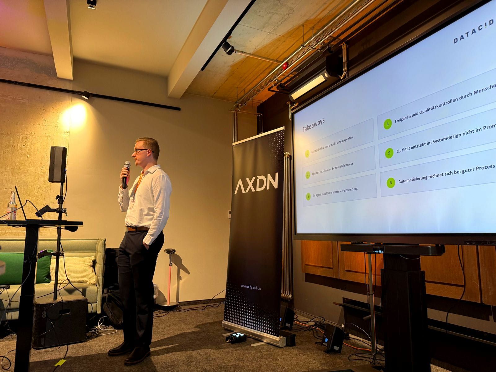Speaker mit Mikrofon beim Agents im Weggla Meetup